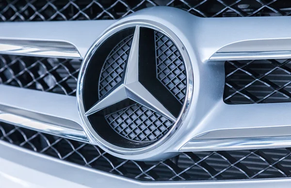Mercedes-Benz otomobil ünlü yıldızı ile ızgara — Stok fotoğraf