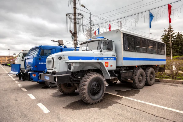 Весной на городской улице припаркован тяжелый грузовик российской полиции — стоковое фото