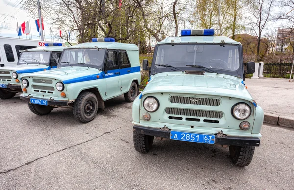 Veicoli di pattuglia della polizia russa parcheggiati sulla strada della città in spr — Foto Stock