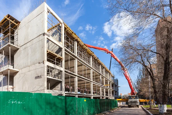 Automobil-Betonpumpmaschine, die Beton pumpen kann — Stockfoto