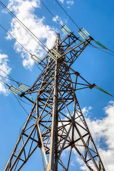 Wysokiego napięcia energii elektrycznej pylon przeciw błękitne niebo — Zdjęcie stockowe