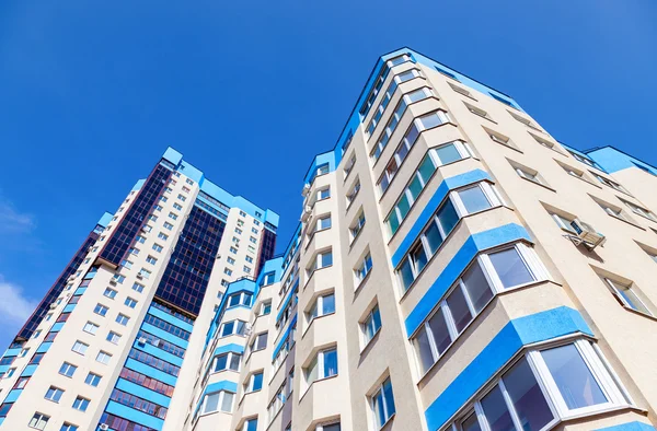 Yeni uzun boylu modern apartmanlar mavi gökyüzü arka plan — Stok fotoğraf