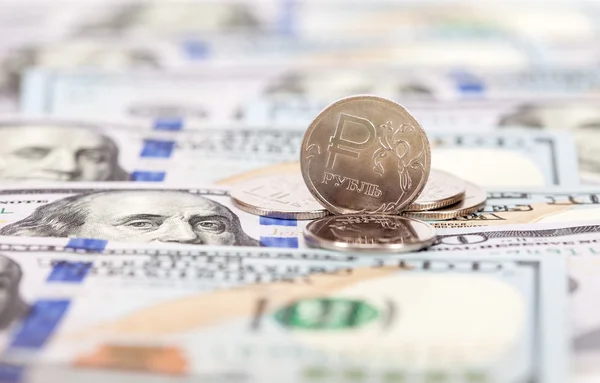 Ryska rubel mynt över dollar sedlar på nära håll — Stockfoto