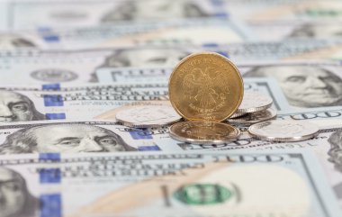 Rus ruble paraları dolar banknotlar üzerinde kapat