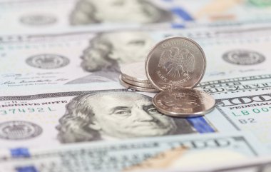 Rus ruble paraları dolar banknotlar üzerinde kapat