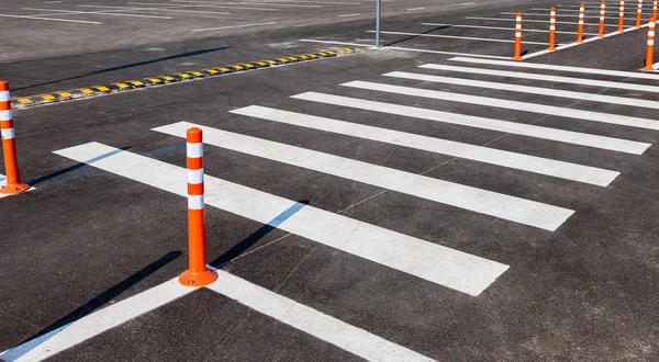 Marques de circulation blanches avec un passage pour piétons sur un asph gris — Photo