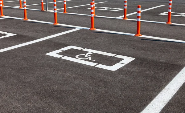 Place de parking réservée aux clients handicapés dans un parc de vente au détail — Photo