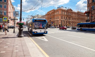 Yolcu otobüsün üzerinde özel otobüs şeritleri Nevsky Prospect üzerinde 