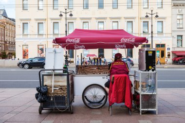 Nevsky Prospect üzerinde dondurma satışlarında yaz gün