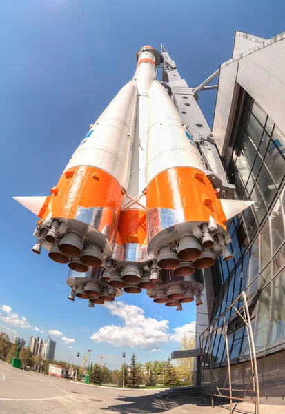 Russo foguete de transporte espacial com motores de foguete — Fotografia de Stock