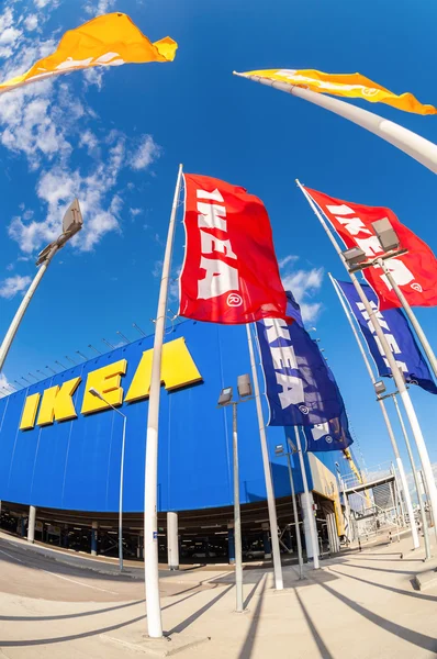 Drapeaux IKEA contre le ciel au magasin IKEA Samara — Photo
