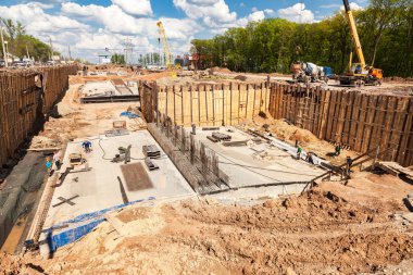 Yaz aylarında yeni otoyol inşaatı inşaatı çalışmaları