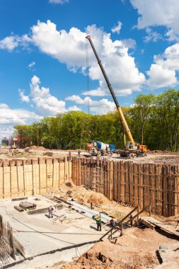 İnşaatta çalışan kamyon vinç ve beton mikseri kamyon