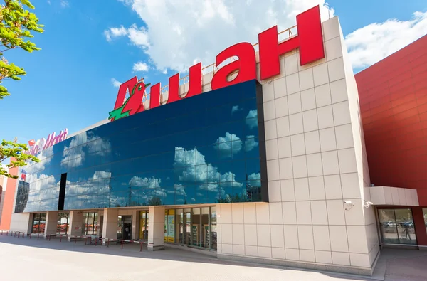 Facade of the Samara hypermarket Moskovsky with the emblem of Au — Stock Photo, Image