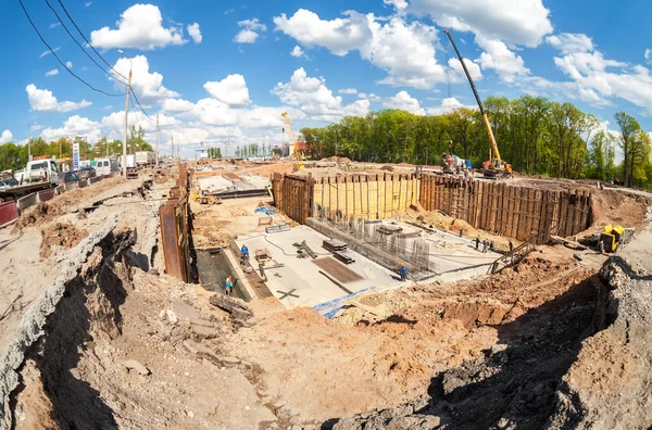 Trabajos de construcción de la nueva autopista en verano — Foto de Stock