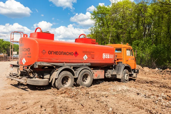 Tankwagen auf der Baustelle unter constructio — Stockfoto