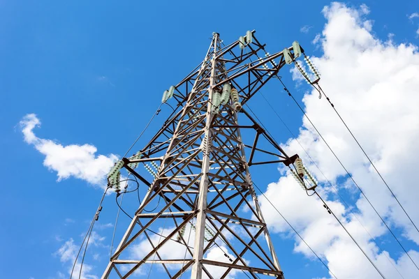 Hoogspanning toren met ongelijke hoogspannings-lijn — Stockfoto