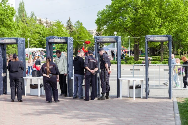 Hek met politie frames metaaldetectoren op het centrale plein — Stockfoto