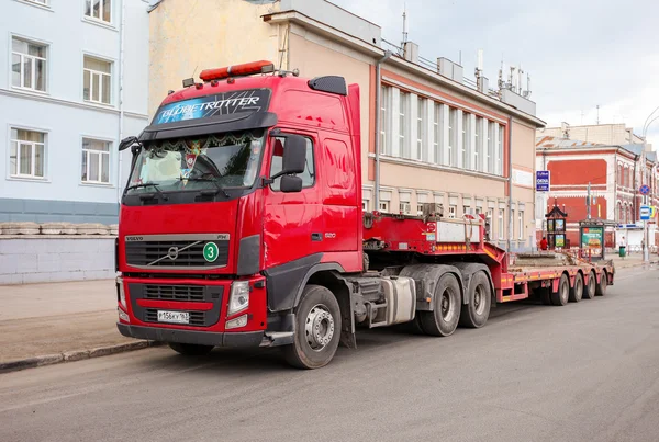 Przyczepa ciężarówka Volvo zaparkowane na ulicy w letni dzień — Zdjęcie stockowe
