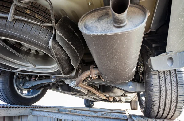 Переглянути з нижньої частини автомобіля Mitsubishi чужинець — стокове фото