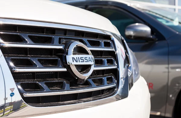 Járművek Nissan irodaház mellett hivatalos kereskedő — Stock Fotó