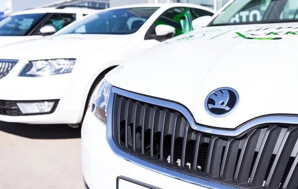 Véhicules Skoda près du bureau du concessionnaire officiel . — Photo