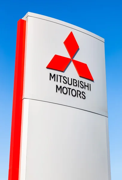 Segno ufficiale di concessionaria di Mitsubishi contro il cielo blu — Foto Stock