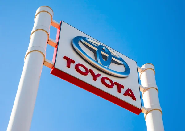 Official dealership sign of Toyota against the blue sky background — Stock Photo, Image