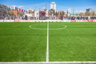 Beyaz çizgiler bes futbol veya futbol yeşil çimenlerin üzerinde işaretleme