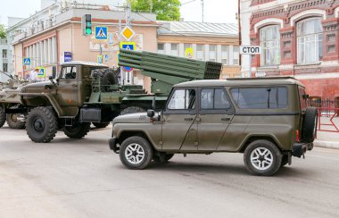 Özel zırhlı araç Uaz-3152 hafif süvari eri ve Bm-21 Grad birden çok 