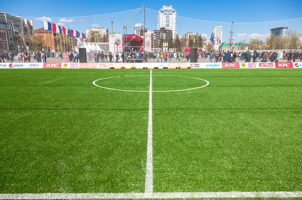 Líneas blancas marcadas en hierba verde en el fútbol o el fútbol fie — Foto de Stock