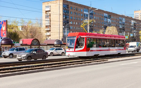Samara public transport. New tram runs on the Lenin street in su — Stock Photo, Image