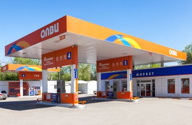 Olvi benzin istasyonu yaz güneşli gün