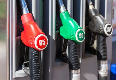 Benzin istasyonunda Olvi farklı yakıtlar ile sütun doldurma