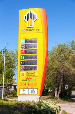Yol işareti, yakıt benzin istasyonu R üzerinde fiyat gösterilir