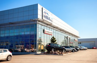 Yeni araçların kadar Park resmi satıcı M Ofis Binası yakınındaki