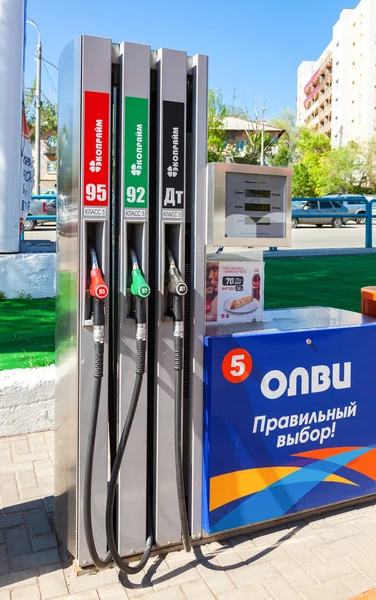 Llenar la columna con diferentes combustibles en la gasolinera Olvi — Foto de Stock