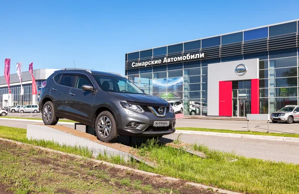 Coche de demostración Nissan X-Trail estacionado cerca de la oficina de de de —  Fotos de Stock