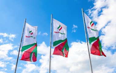 Petrol şirketi Tatneft mavi gökyüzüne karşı bayrakları