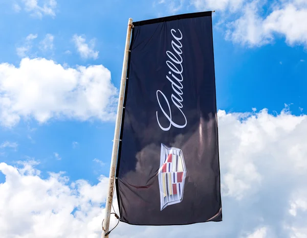 Drapeau concessionnaire de Cadillac sur ciel bleu — Photo