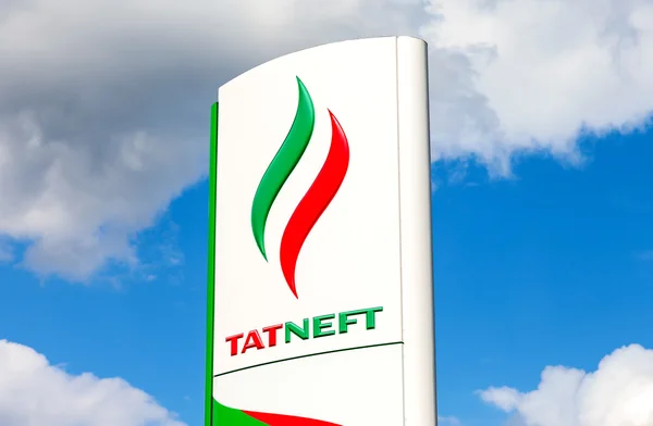 Logo firmy olej Tatneft przeciw błękitne niebo. Tatneft jest jednym z — Zdjęcie stockowe