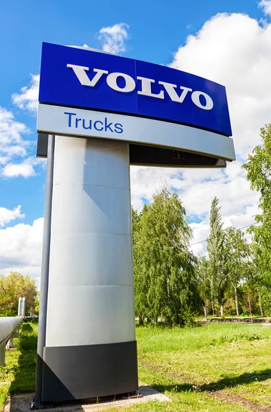 El concesionario Volvo firma contra el cielo azul — Foto de Stock