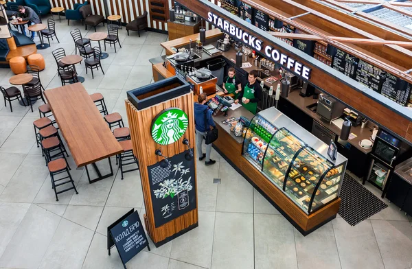 Starbucks café inredning i Samara flygplats Kurumoch — Stockfoto