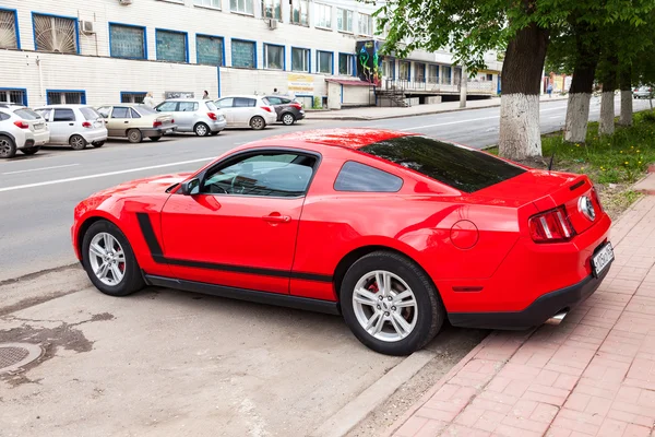 Ford Mustang parcheggiata sulla strada della città in giorno d'estate — Foto Stock