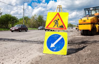 Yol işaretleri inşaat sahasında yapım aşamasında 