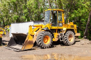 Yolun Park yakınındaki inşaat için ağır yükleyici con altında
