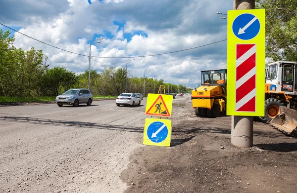 Maquinaria de construção pesada estacionada perto do em construção — Fotografia de Stock