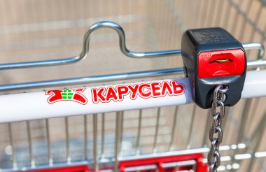 Boş kırmızı alışveriş sepeti Karusel saklayın. Büyük perakendeci birini ben