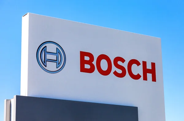 Emblém Bosch proti modré obloze — Stock fotografie