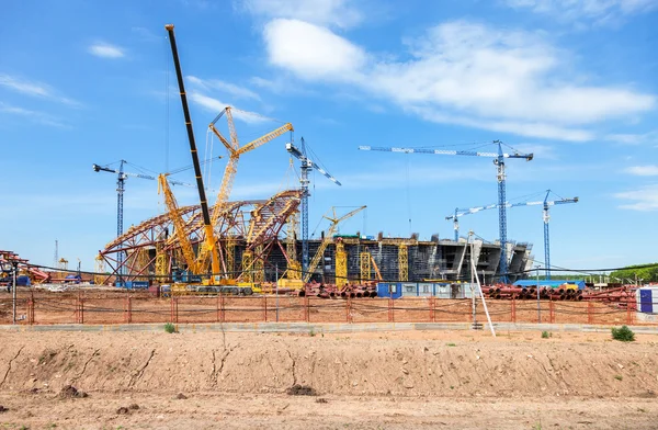 Építése egy modern stadion labdarúgó mérkőzések Cosmos Arena — Stock Fotó